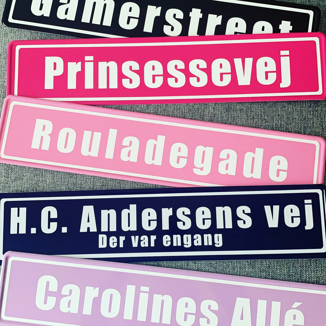 Personligt gadeskilt med egen tekst - skab et skilt, der er helt dit eget