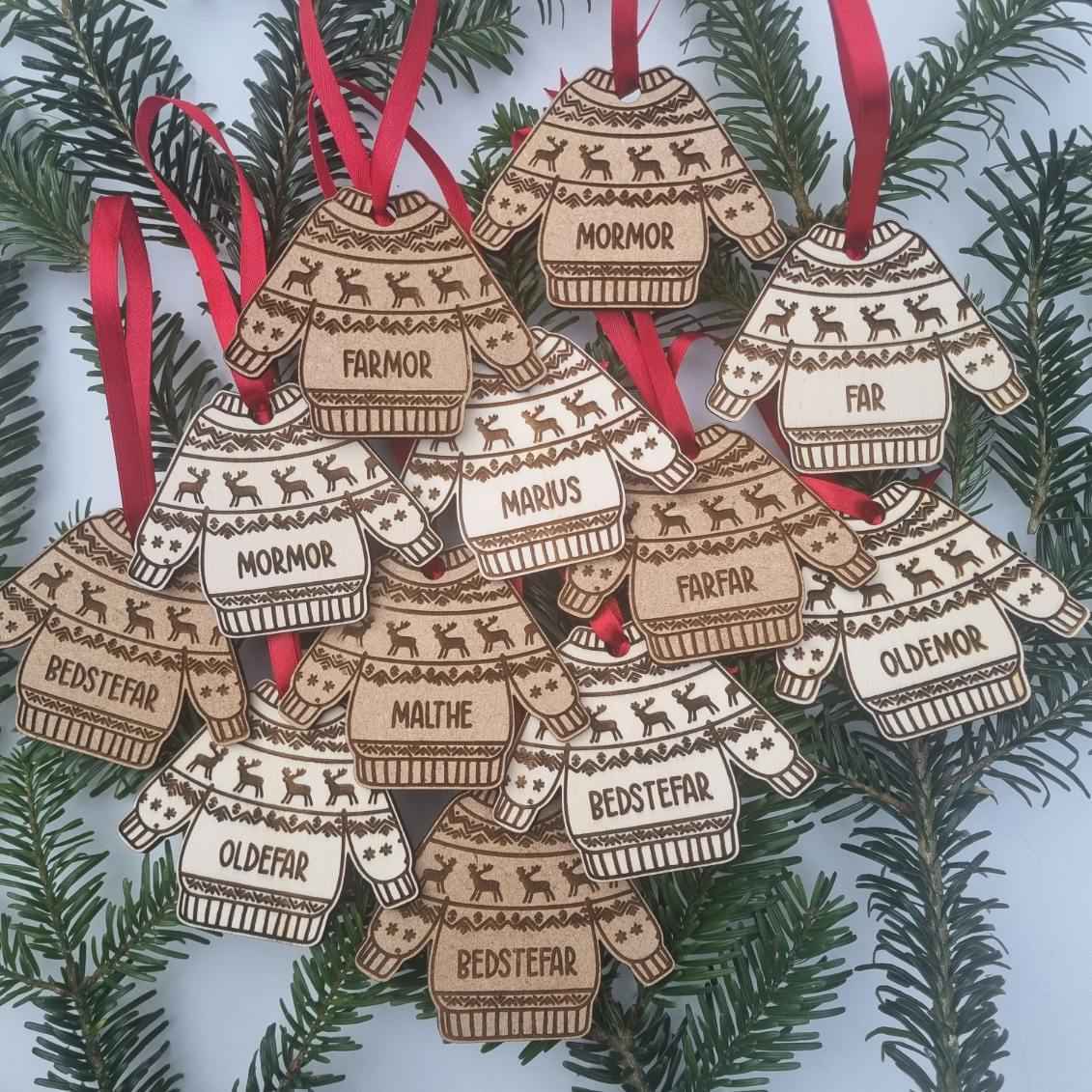 Personligt juleophæng i træ - julesweater med navn