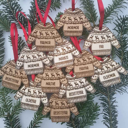 Personligt juleophæng i træ - julesweater med navn