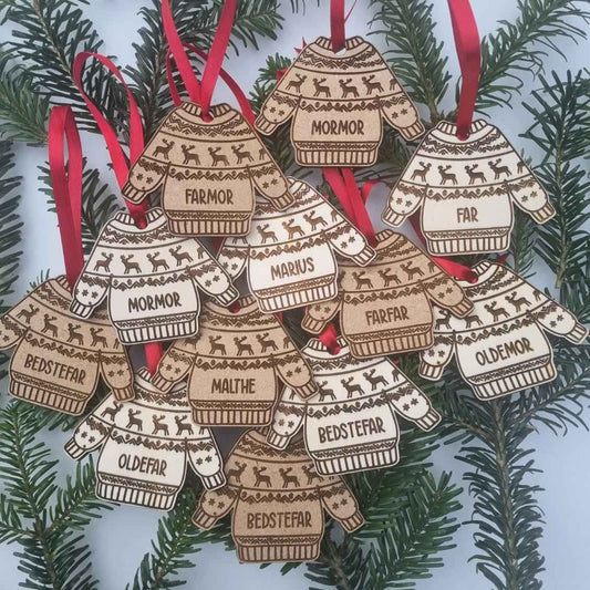 Personligt juleophæng i træ - julesweater med navn