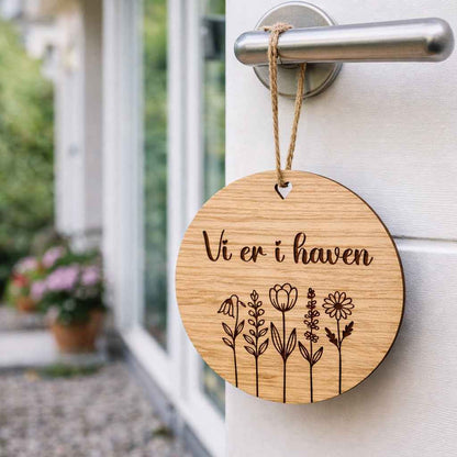 Vi er i haven - skilt i fineret eg