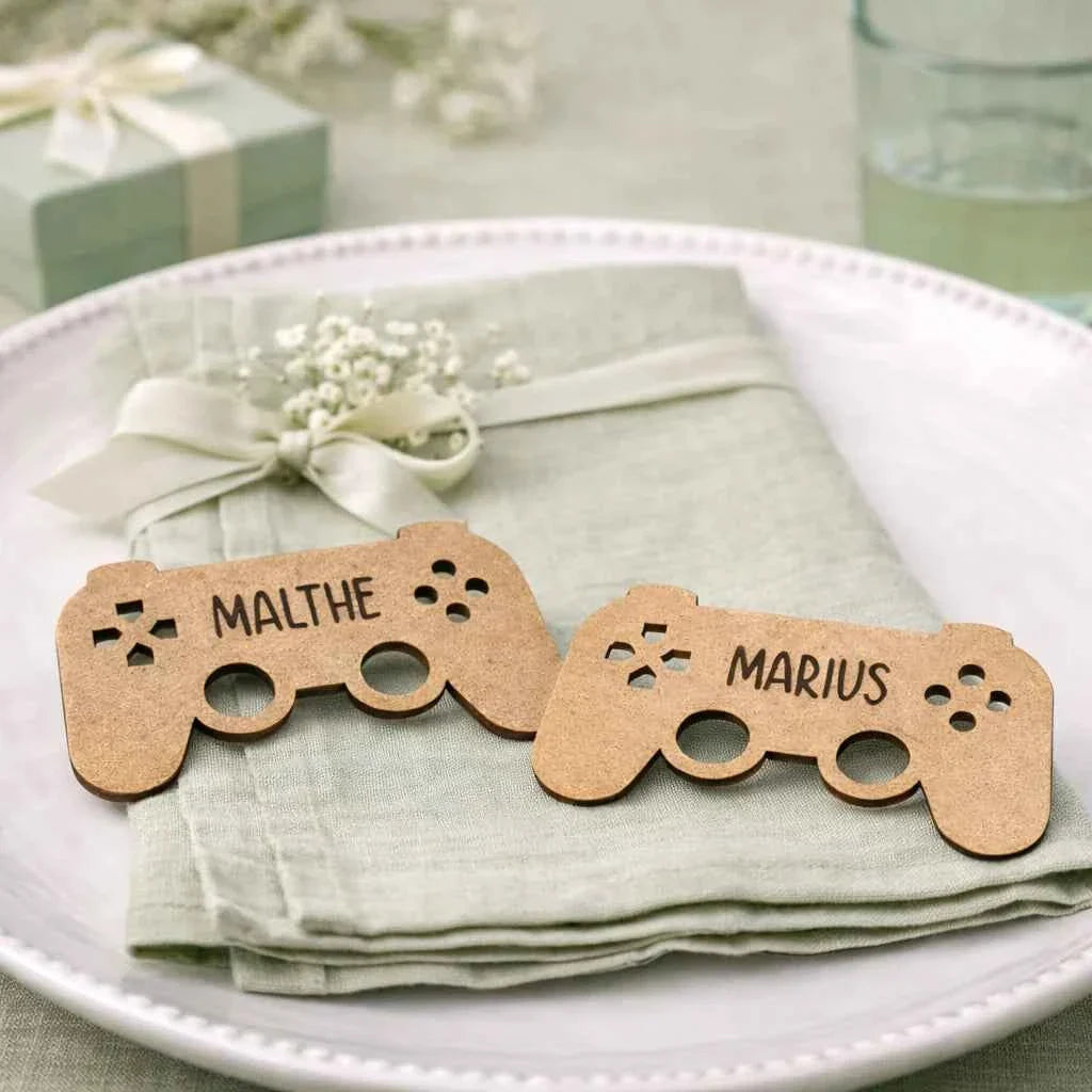 Bordkort i træ – Gamer controller med navn