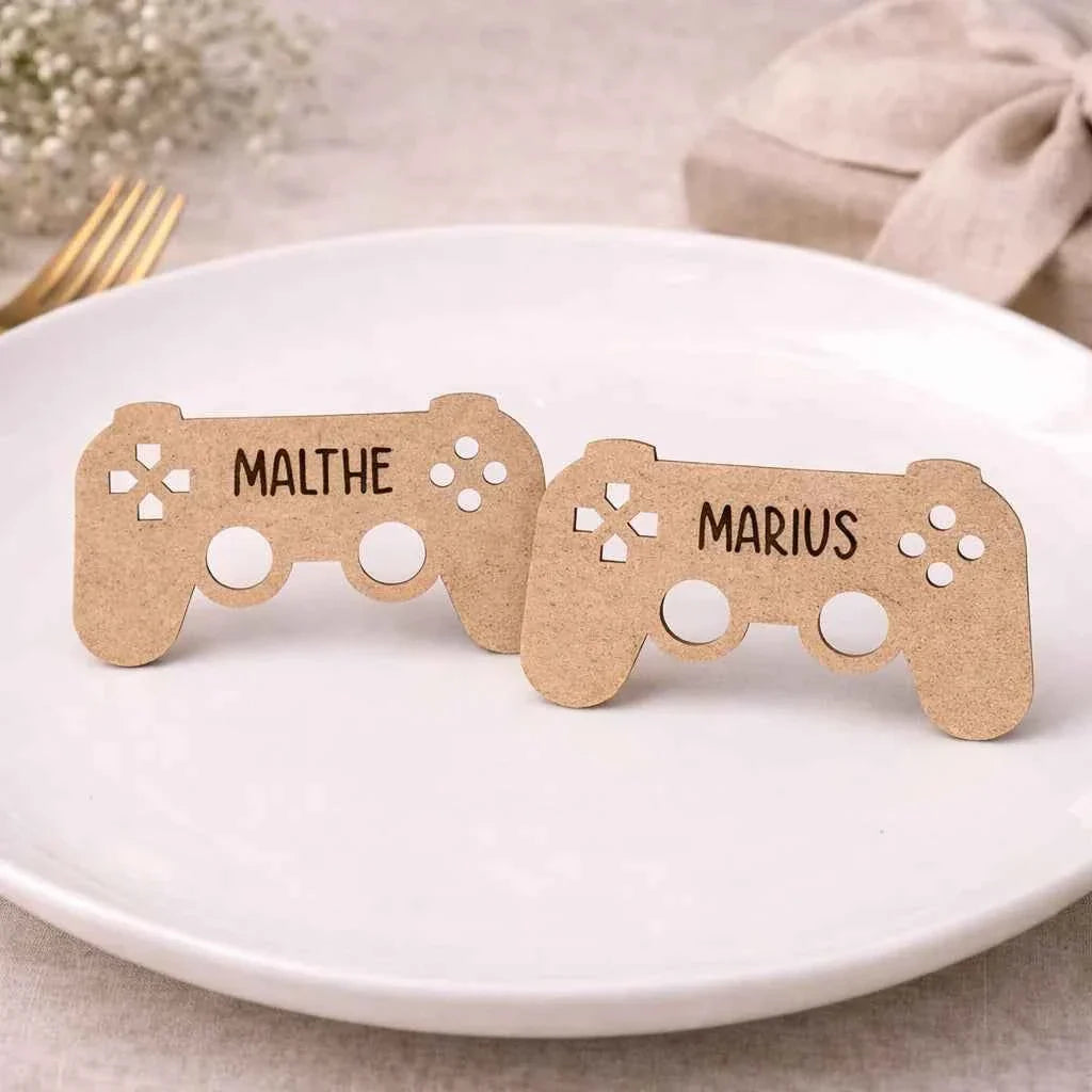 Bordkort i træ – Gamer controller med navn
