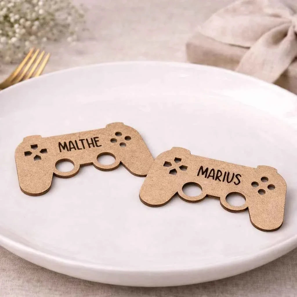 Bordkort i træ – Gamer controller med navn