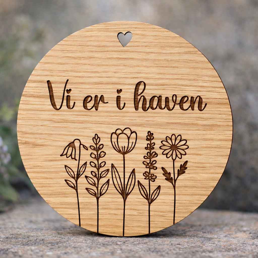 Vi er i haven - skilt i fineret eg