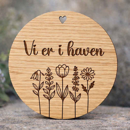 Vi er i haven - skilt i fineret eg